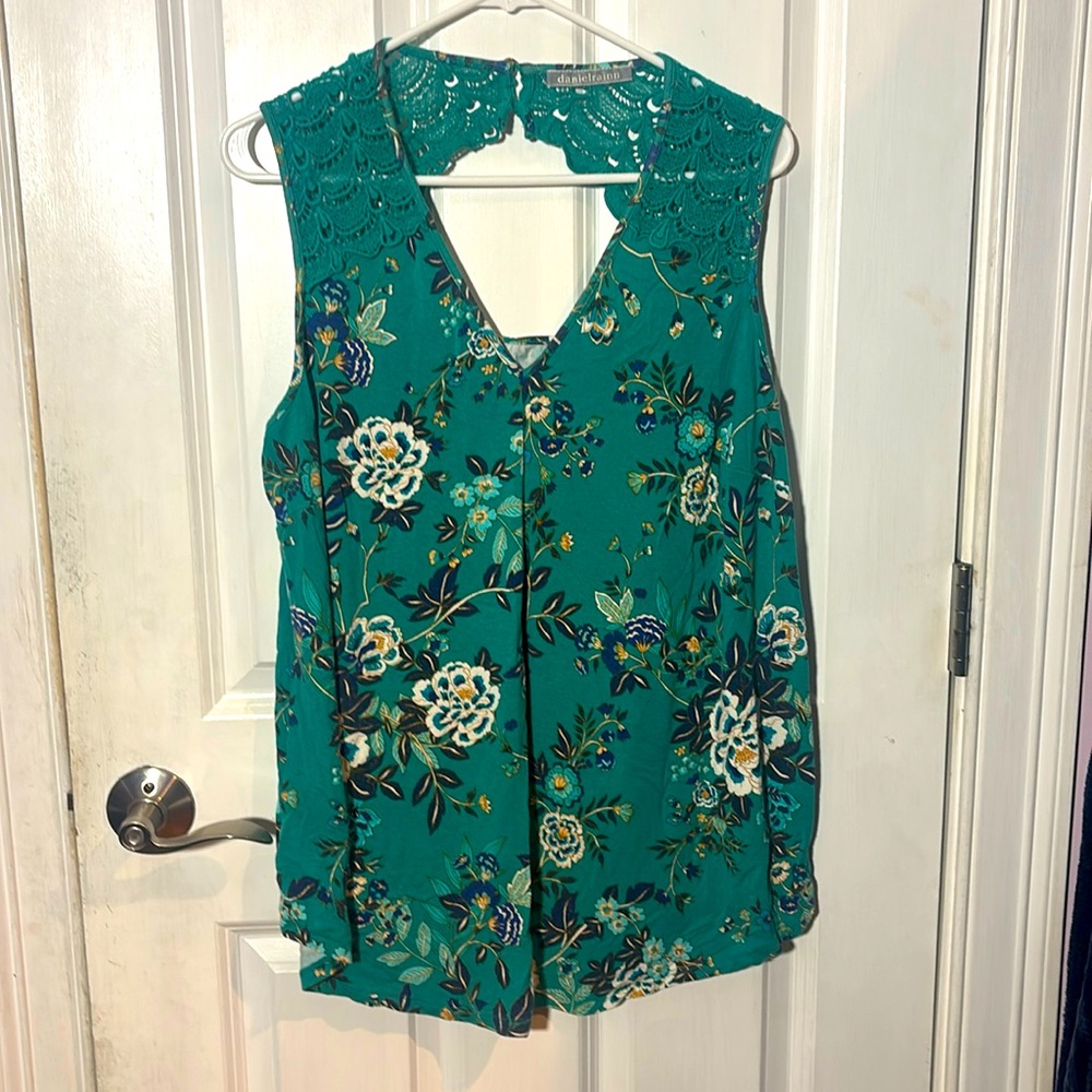 Cute top with floral design size 1X